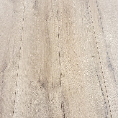  Torleys-  Amberglen Oak AC4 8mm Laminate